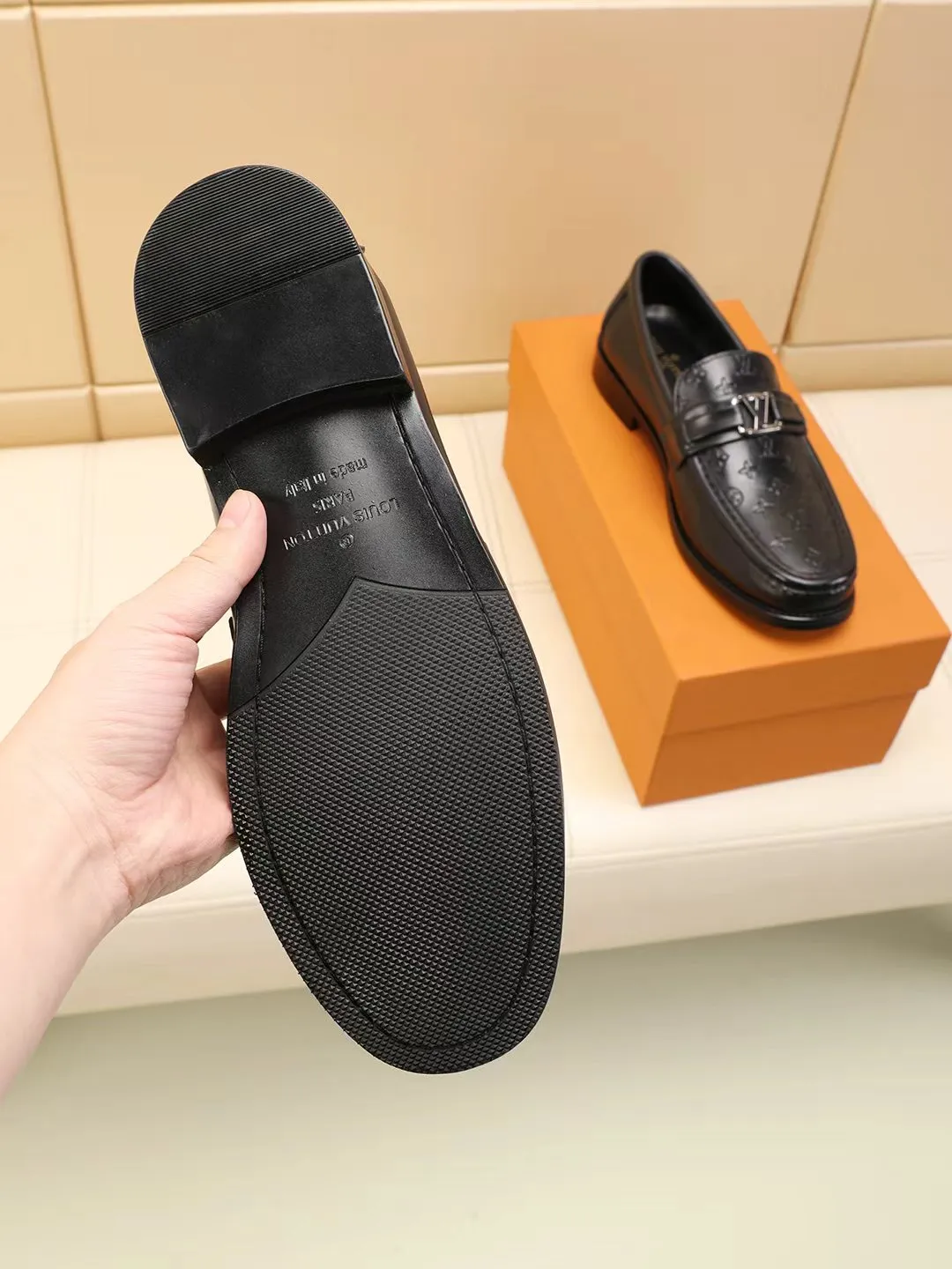 Men's shoes 440 💰 Louis Vuitton LV ® 🆕 model 🔛Full shoe counter, first layer cowhide, 🐂leather lined casual shoes for men, super soft outsole, essential for driving. Synchronized with the counter, original first layer cowhide, completely 1:1 mold customization🌹top version, color optional! Number: 39-44 (customized at 38.45.46)